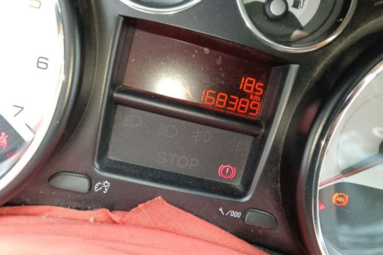 Used Peugeot 308 2014 Enjoy Edition Classic 1.6L Manual YouShang Model Odometer Close Up