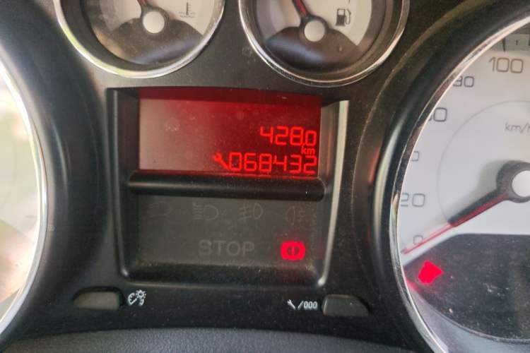 Used Peugeot 308 2014 Enjoy Edition Classic 1.6L Manual YouShang Model Odometer Close Up