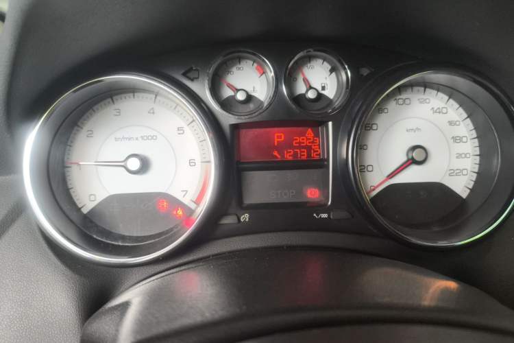 Used Peugeot 308 2014 Enjoyment Edition Classic 1.6L Automatic Fashion Model Odometer Close Up