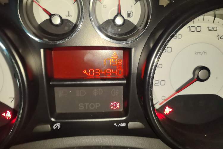 Used Peugeot 308 2014 Enjoy Edition Classic 1.6L Manual YouShang Model Odometer Close Up