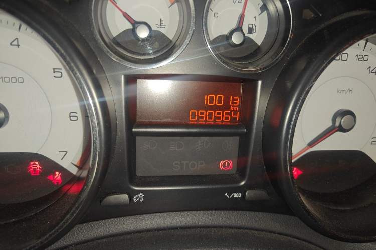 Used Peugeot 308 2014 Enjoy Edition Classic 1.6L Manual YouShang Model Odometer Close Up