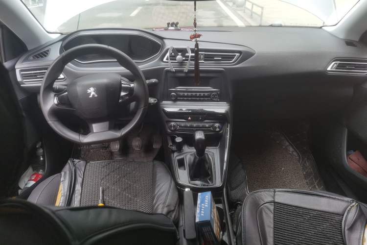 Used Peugeot 308 2016 1.6L Manual Fashion Edition Center Console