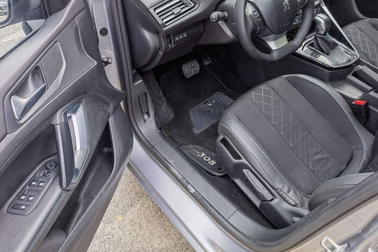 Used Peugeot 308 2016 1.6L Automatic Luxury Edition Interior 2