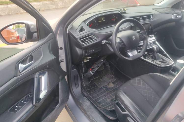 Used Peugeot 308 2016 1.6L Automatic Luxury Edition Interior 3