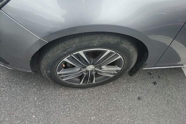 Used Peugeot 308 2016 1.6L Automatic Luxury Edition Left Front Wheel Hub