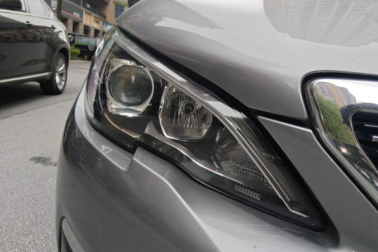 Used Peugeot 308 2016 1.6L Automatic Luxury Edition Right Front Headlight