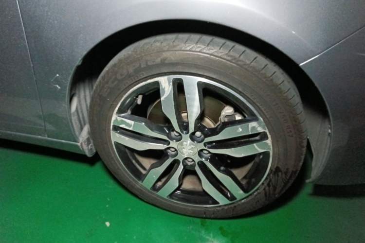 Used Peugeot 308 2016 350THP Automatic Prestige Edition Right Front Wheel Hub