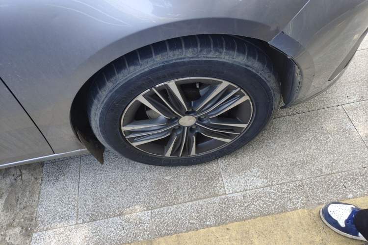 Used Peugeot 308 2016 1.6L Automatic Luxury Edition Right Front Wheel Hub