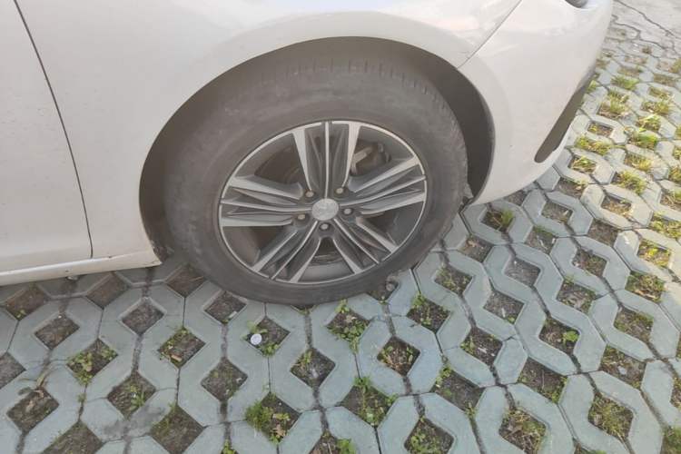 Used Peugeot 308 2016 1.6L Automatic Luxury Edition Right Front Wheel Hub