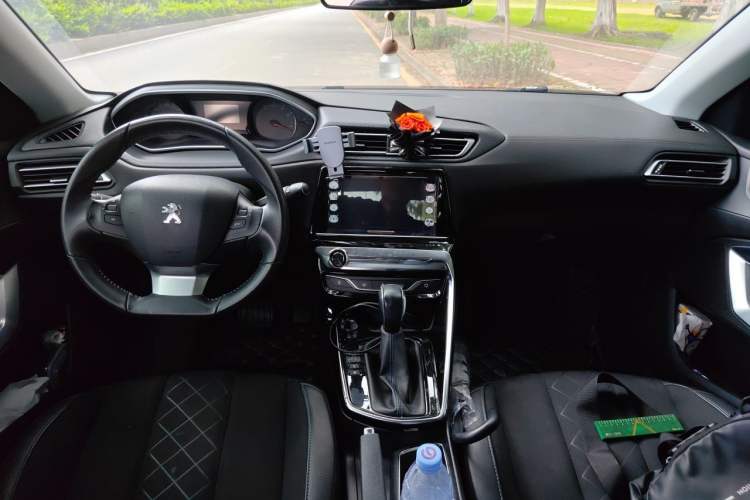 Used Peugeot 308 2016 230THP Automatic Luxury Edition Center Console