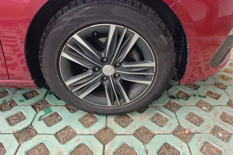 Used Peugeot 308 2016 230THP Automatic Luxury Edition Right Front Wheel Hub