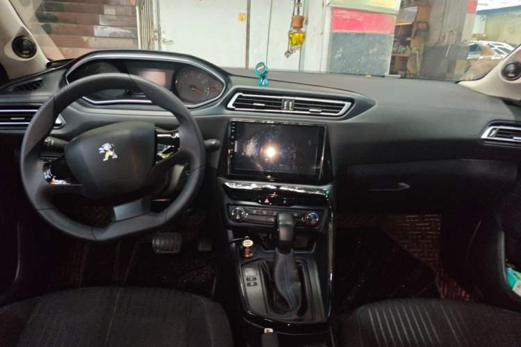 Used Peugeot 308 2016 1.6L Automatic Fashion Edition Center Console