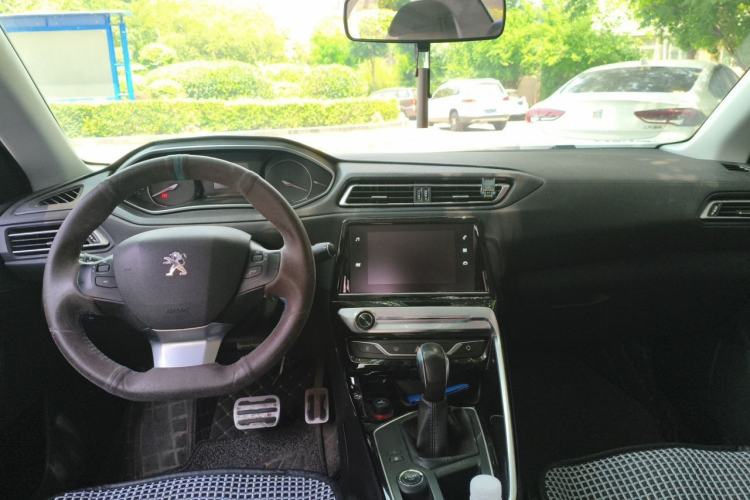 Used Peugeot 308 2016 350THP Automatic Prestige Edition Center Console