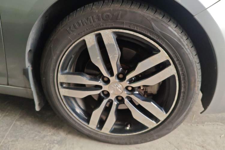 Used Peugeot 308 2016 350THP Automatic Prestige Edition Right Front Wheel Hub