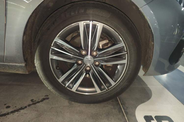 Used Peugeot 308 2016 230THP Automatic Luxury Edition Right Front Wheel Hub
