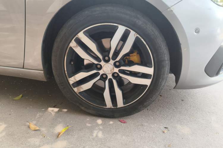 Used Peugeot 308 2016 350THP Automatic Prestige Edition Right Front Wheel Hub