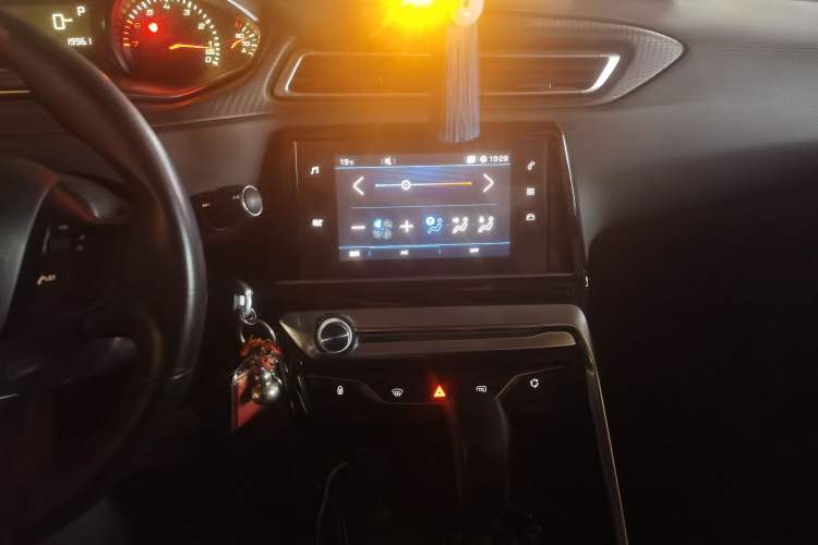 Used Peugeot 308 2016 1.6L Automatic Luxury Edition Audio And AC Panel