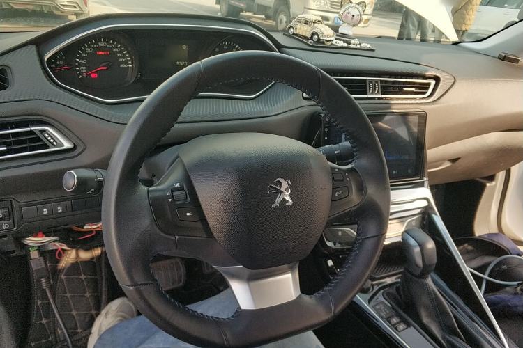 Used Peugeot 308 2016 1.6L Automatic Luxury Edition Center Console