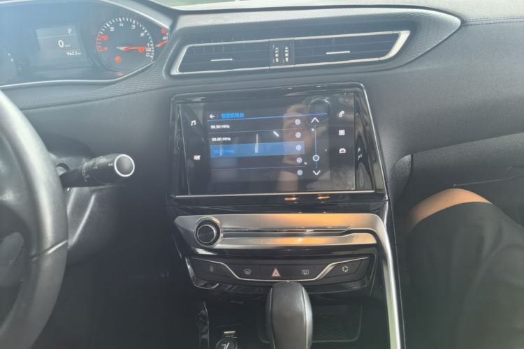 Used Peugeot 308 2016 350THP Automatic Prestige Edition Center Console