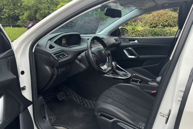 Used Peugeot 308 2016 1.6L Automatic Luxury Edition Interior 1