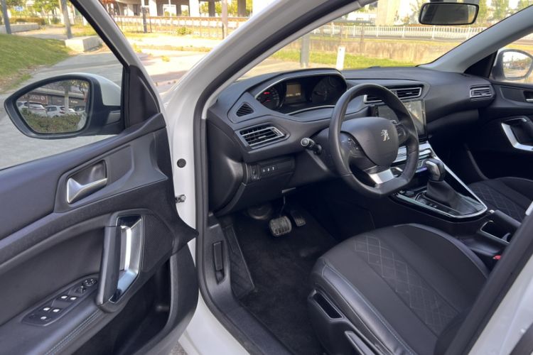 Used Peugeot 308 2016 1.6L Automatic Luxury Edition Interior 5