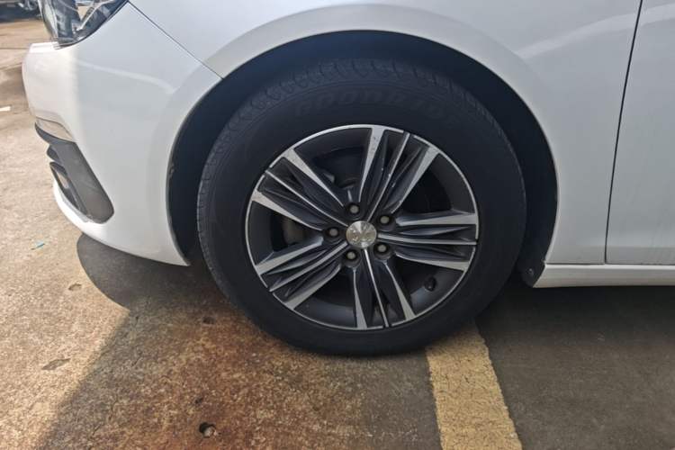 Used Peugeot 308 2016 1.6L Automatic Luxury Edition Left Front Wheel Hub