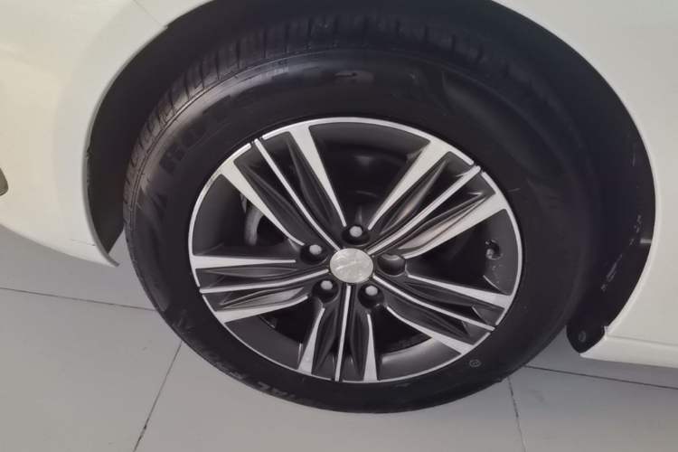 Used Peugeot 308 2016 1.6L Automatic Luxury Edition Left Front Wheel Hub