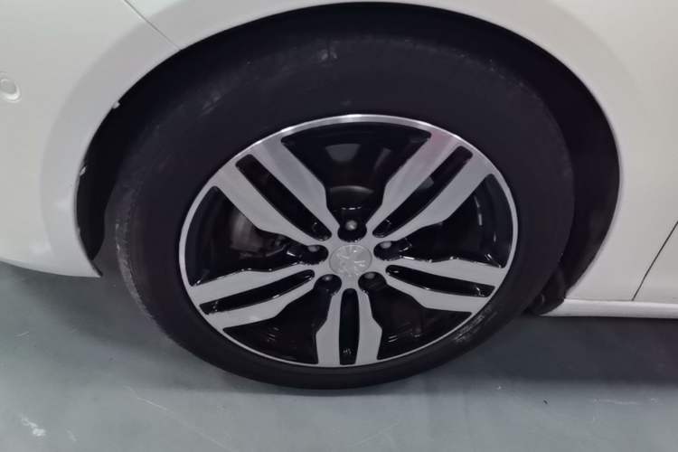 Used Peugeot 308 2016 350THP Automatic Prestige Edition Left Front Wheel Hub