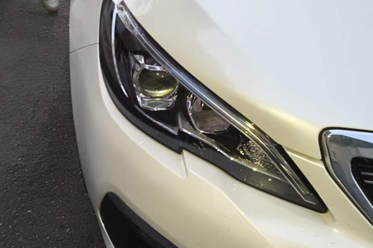 Used Peugeot 308 2016 1.6L Automatic Luxury Edition Right Front Headlight
