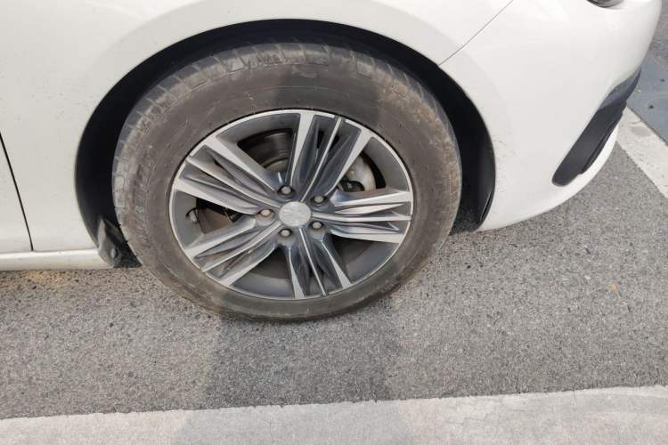 Used Peugeot 308 2016 230THP Automatic Luxury Edition Right Front Wheel Hub
