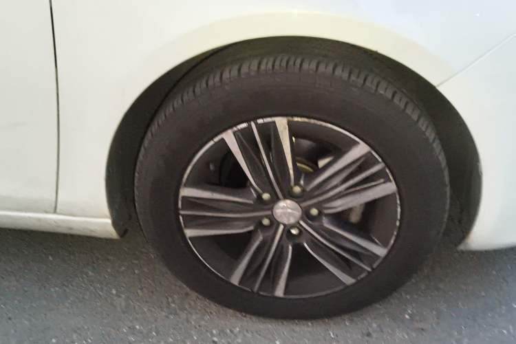 Used Peugeot 308 2016 1.6L Automatic Luxury Edition Right Front Wheel Hub