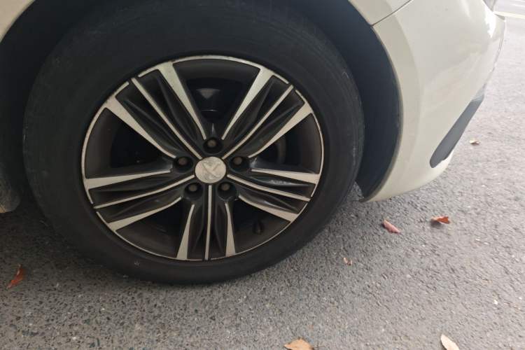 Used Peugeot 308 2016 1.6L Automatic Luxury Edition Right Front Wheel Hub