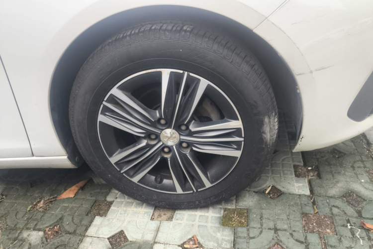 Used Peugeot 308 2016 230THP Automatic Luxury Edition Right Front Wheel Hub