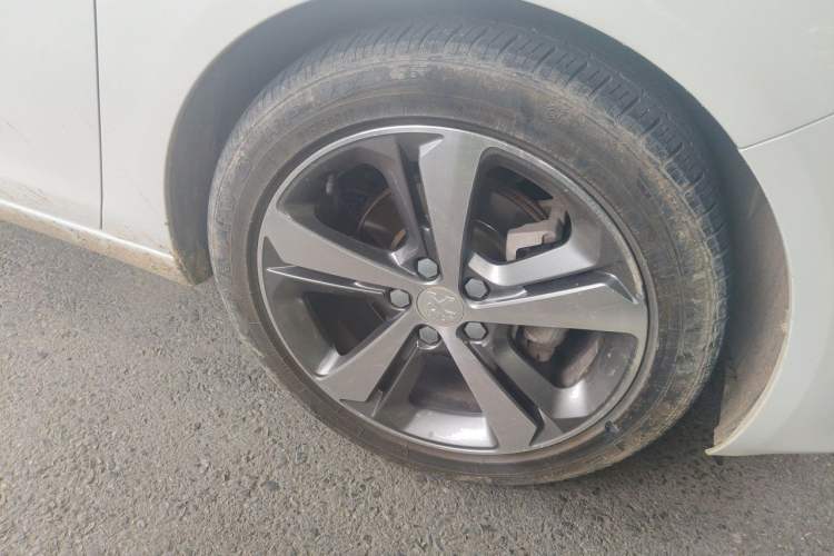 Used Peugeot 308 2016 1.6L Automatic Luxury Edition Right Front Wheel Hub