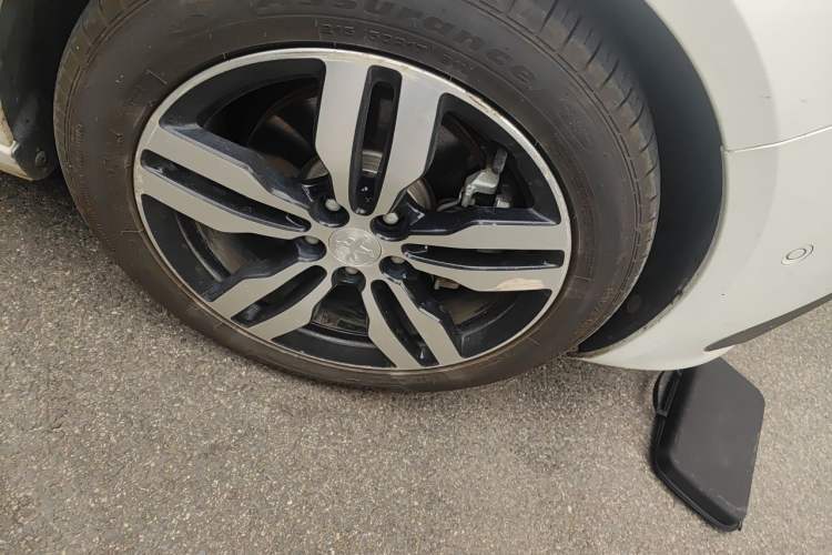 Used Peugeot 308 2016 350THP Automatic Prestige Edition Right Front Wheel Hub
