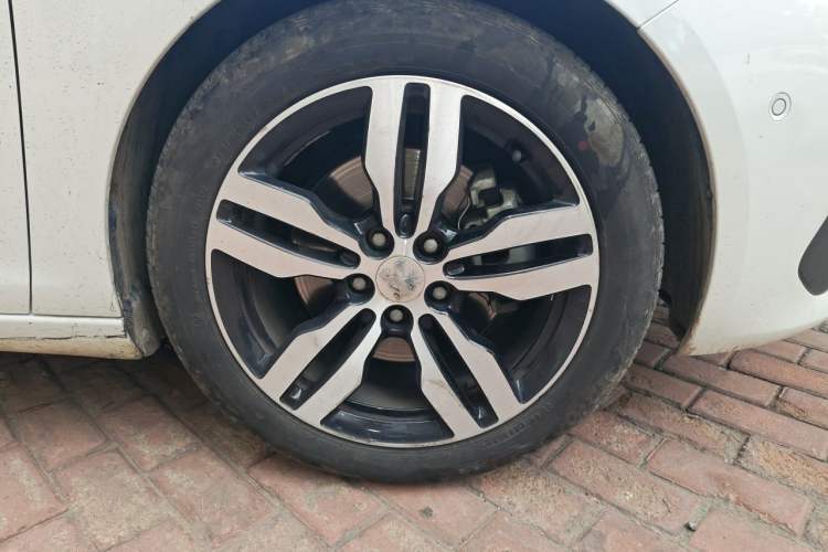 Used Peugeot 308 2016 350THP Automatic Prestige Edition Right Front Wheel Hub
