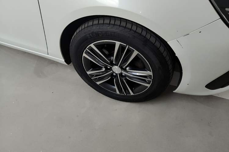 Used Peugeot 308 2016 1.6L Automatic Luxury Edition Right Front Wheel Hub