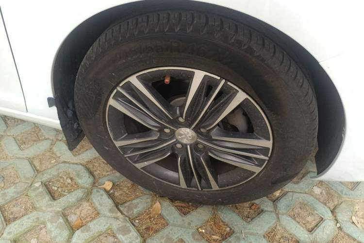 Used Peugeot 308 2016 1.6L Automatic Luxury Edition Right Front Wheel Hub
