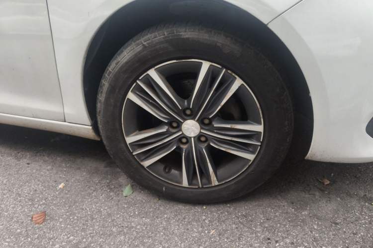 Used Peugeot 308 2016 1.6L Automatic Luxury Edition Right Front Wheel Hub