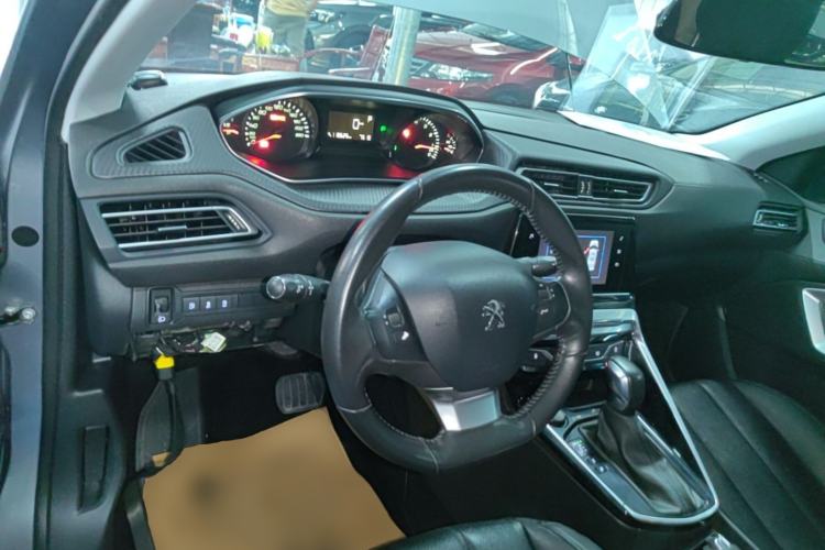 Used Peugeot 308 2018 1.6L Automatic Luxury Edition Center Console