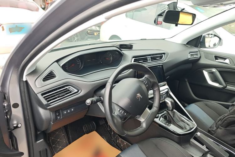 Used Peugeot 308 2018 1.6L Automatic Luxury Edition Center Console
