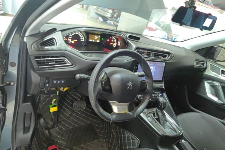 Used Peugeot 308 2018 1.6L Automatic Fashion Edition Center Console