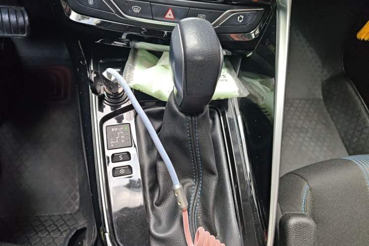 Used Peugeot 308 2018 1.6L Automatic Luxury Edition Gear Lever