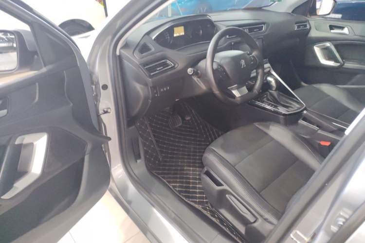 Used Peugeot 308 2018 1.6L Automatic Luxury Edition Interior 2