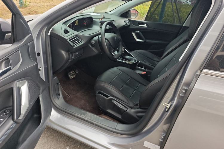 Used Peugeot 308 2018 1.6L Automatic Luxury Edition Interior 3
