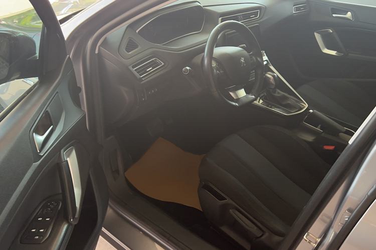 Used Peugeot 308 2018 230THP Automatic Luxury Edition Interior 3