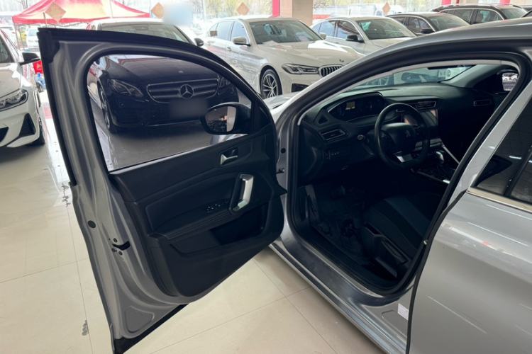 Used Peugeot 308 2018 1.6L Automatic Luxury Edition Interior 7