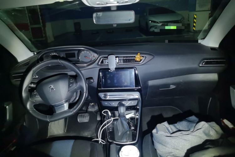 Used Peugeot 308 2018 230THP Automatic Luxury Edition Center Console