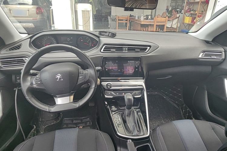 Used Peugeot 308 2018 1.6L Automatic Luxury Edition Center Console