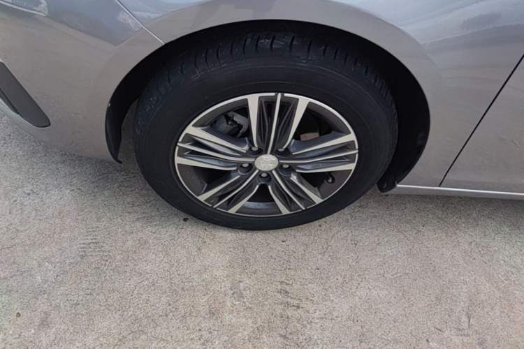 Used Peugeot 308 2018 1.6L Automatic Luxury Edition Left Front Wheel Hub